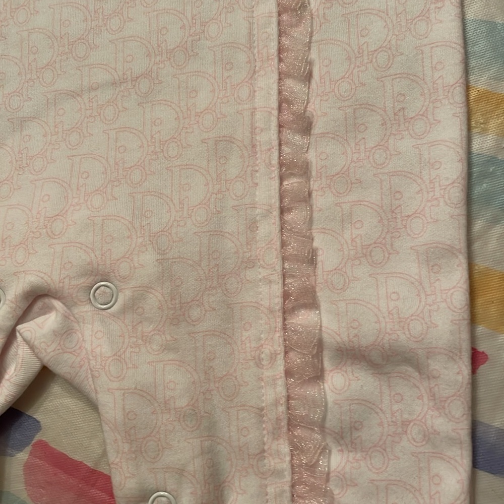 NWT baby Dior, one piece with lace ruffles and pink snaps. Pink Dior print - Picture 5 of 9